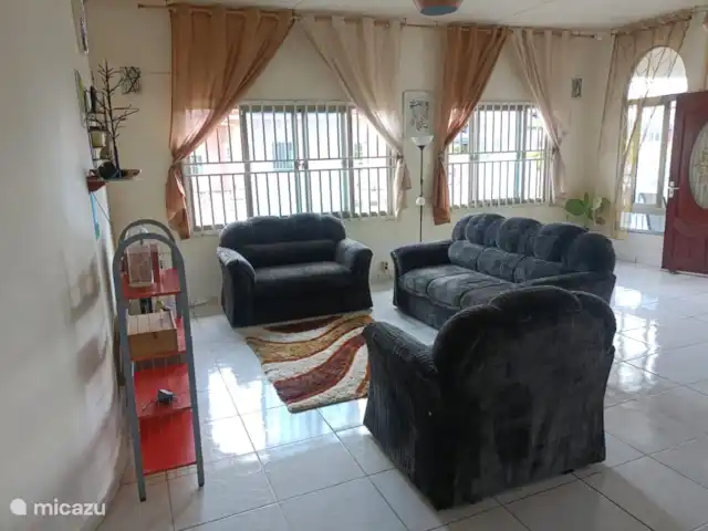 Woning:  VillaParK  -  INDIRA huren in Suriname, Paramaribo, Paramaribo - vakantiehuis Woonkamer.