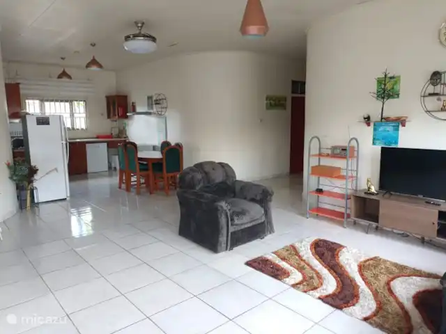 Woning:  VillaParK  -  INDIRA huren in Suriname, Paramaribo, Paramaribo - vakantiehuis Ruime Woonkamer met Open Keuken.