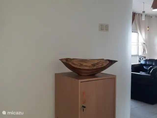 Woning:  VillaParK  -  INDIRA huren in Suriname, Paramaribo, Paramaribo - vakantiehuis Prachtig mooi interieur met mooi houtsnijkunst uit Commewijne Suriname.