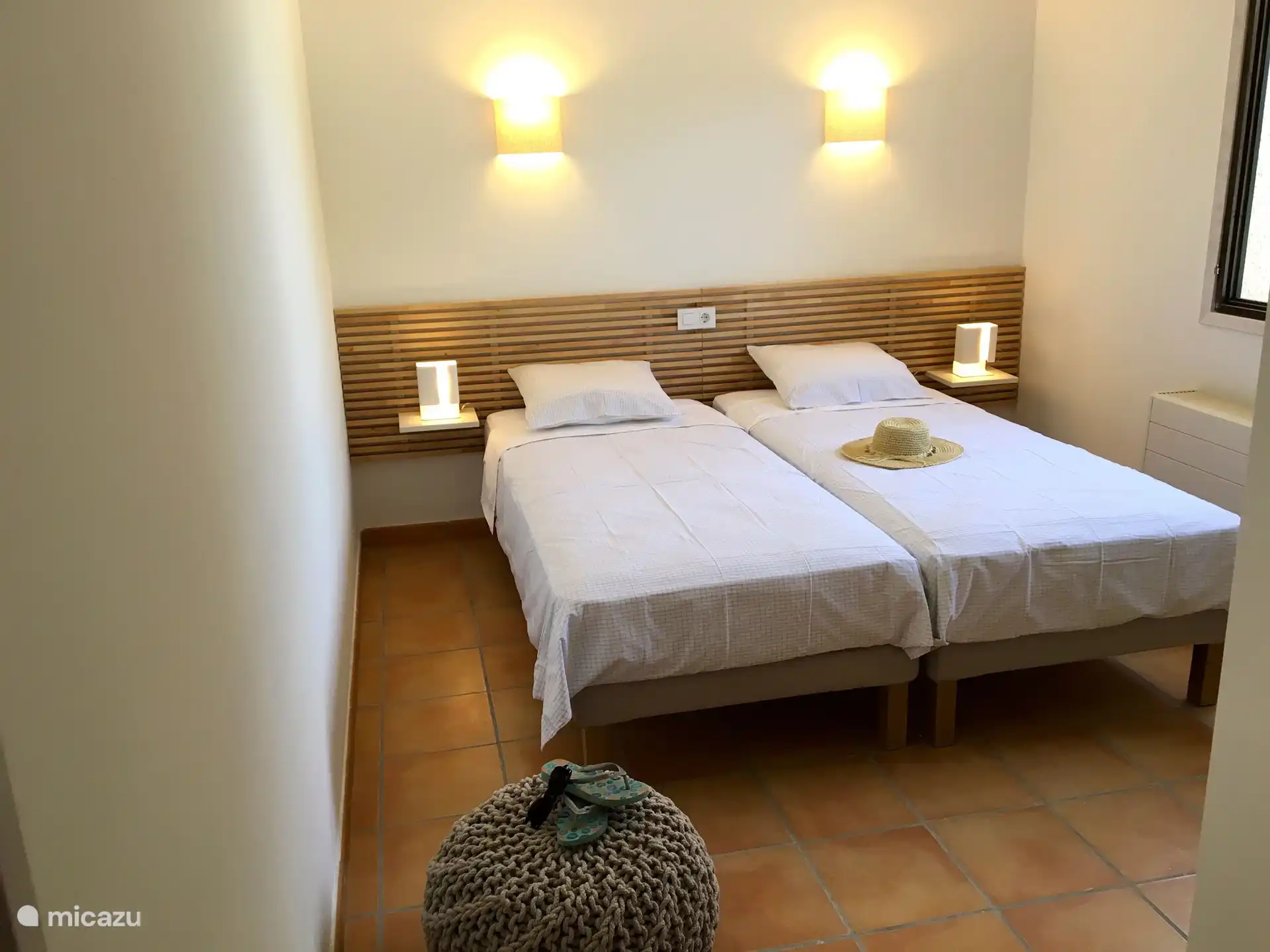 Chambre double avec climatisation et placard (les lits peuvent être réunis ou séparément)