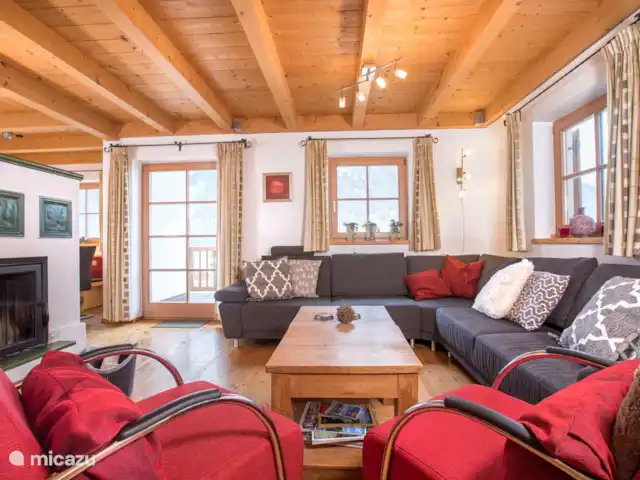 Location de Vacances Autriche, Salzburgerland, Wald Im Pinzgau, chalet - Chalet Waldblick Coin salon spacieux avec portes-fenêtres donnant sur le grand balcon.