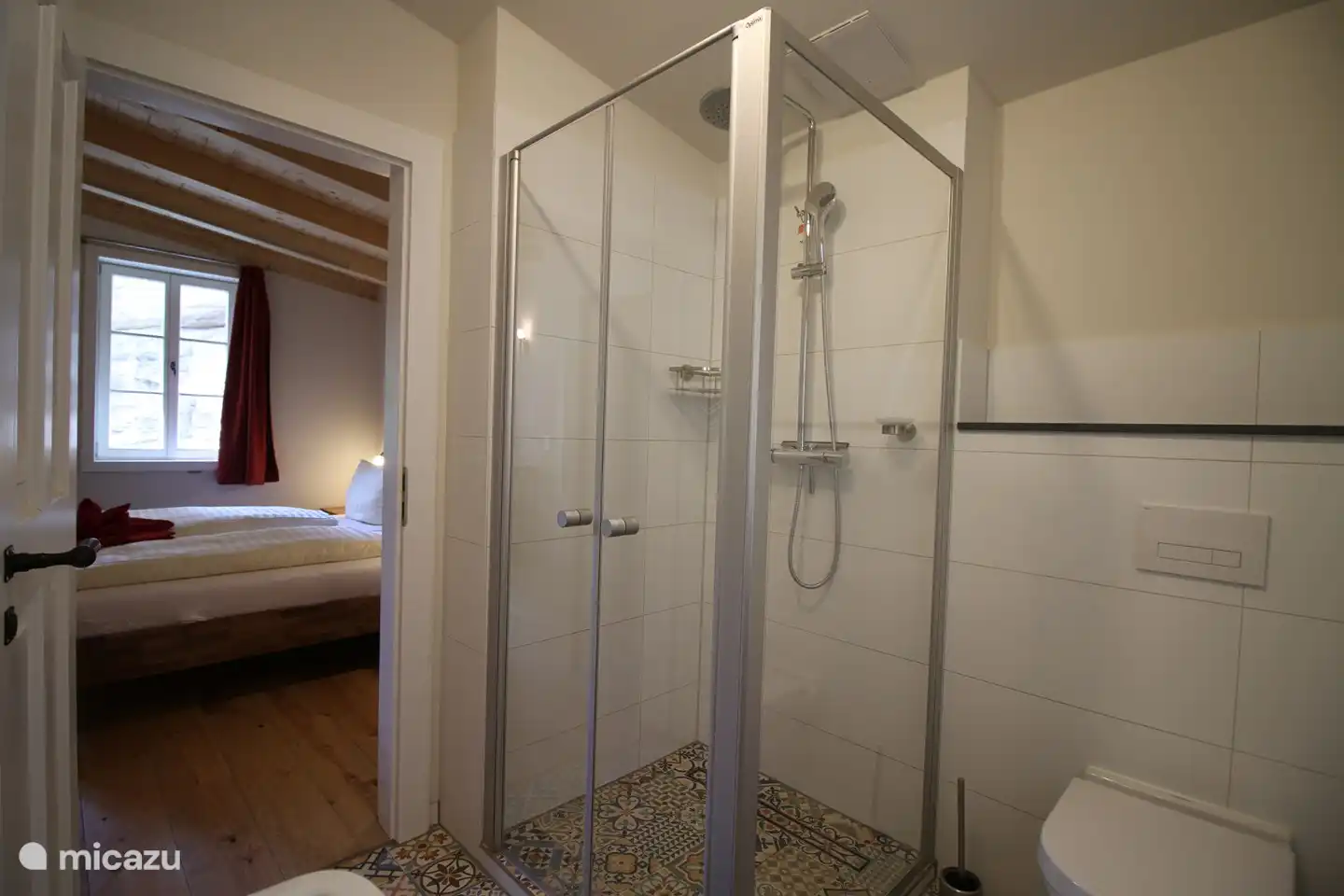 Das ensuite Badezimmer im ersten Schlafzimmer