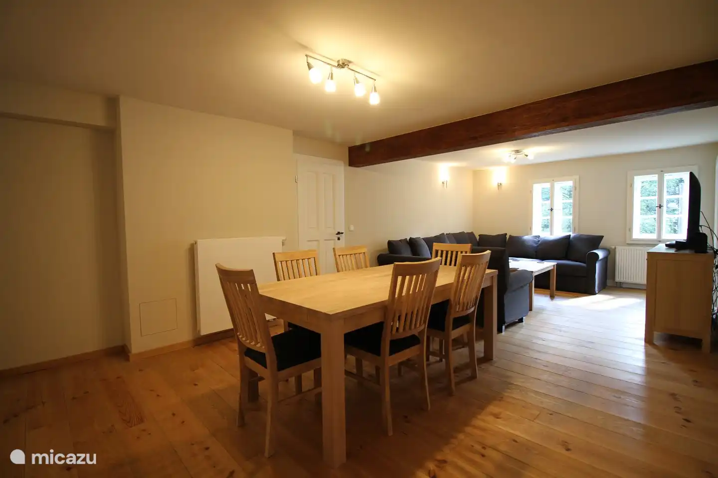 Der Essbereich und das Wohnzimmer