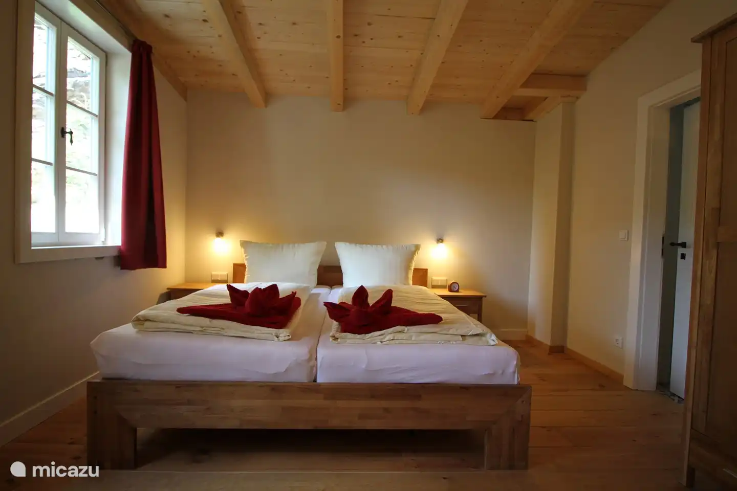 Das erste Schlafzimmer mit Platz für ein Kinderbett.