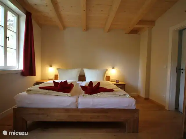 Felsenkeller Bielatal Nachbar | Allemagne, Saxe, Rosenthal-Bielatal - appartement La première chambre avec un espace pour un lit bébé.