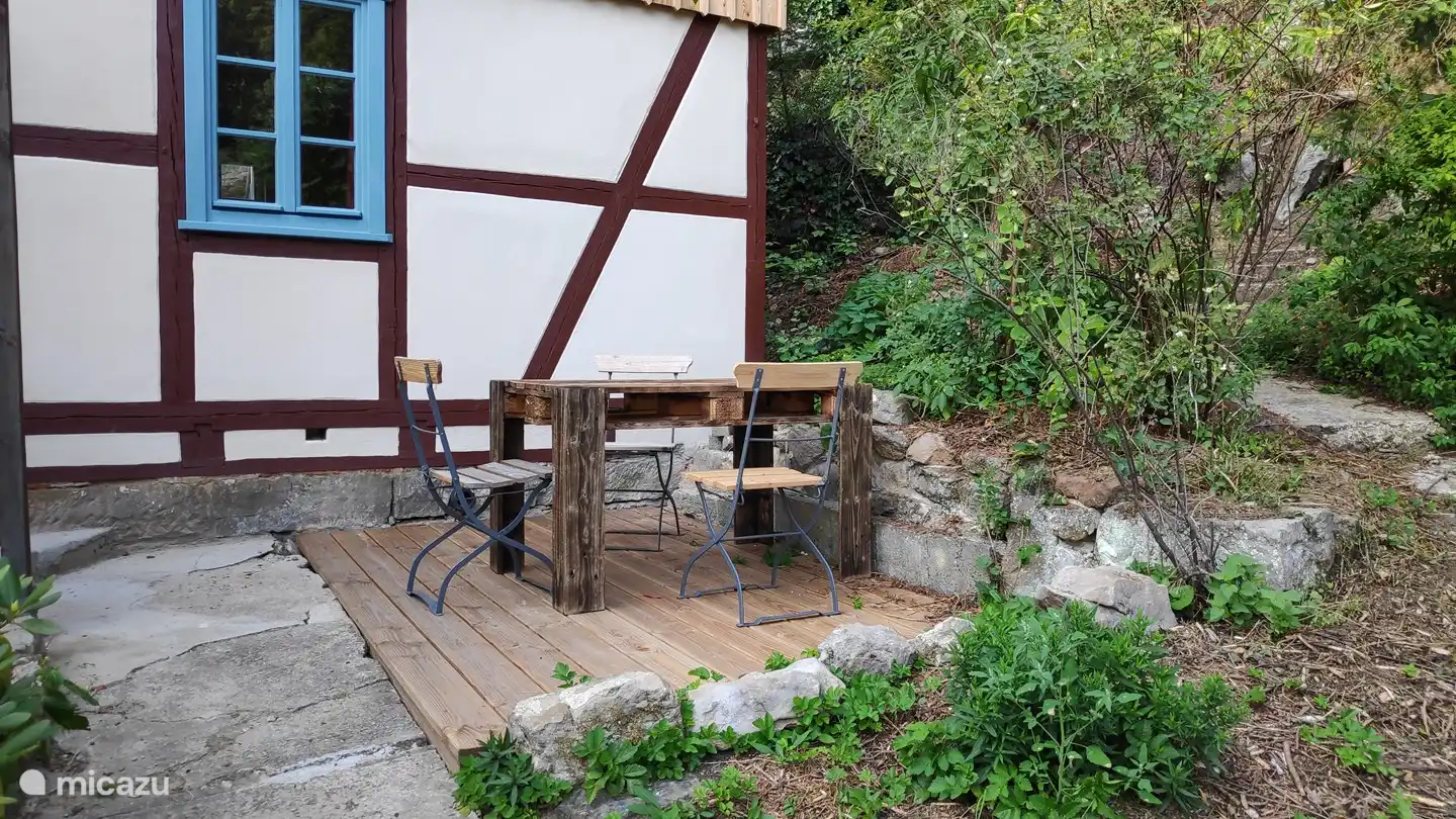 Die kleine Terrasse am Eingang zum Sachsenstein