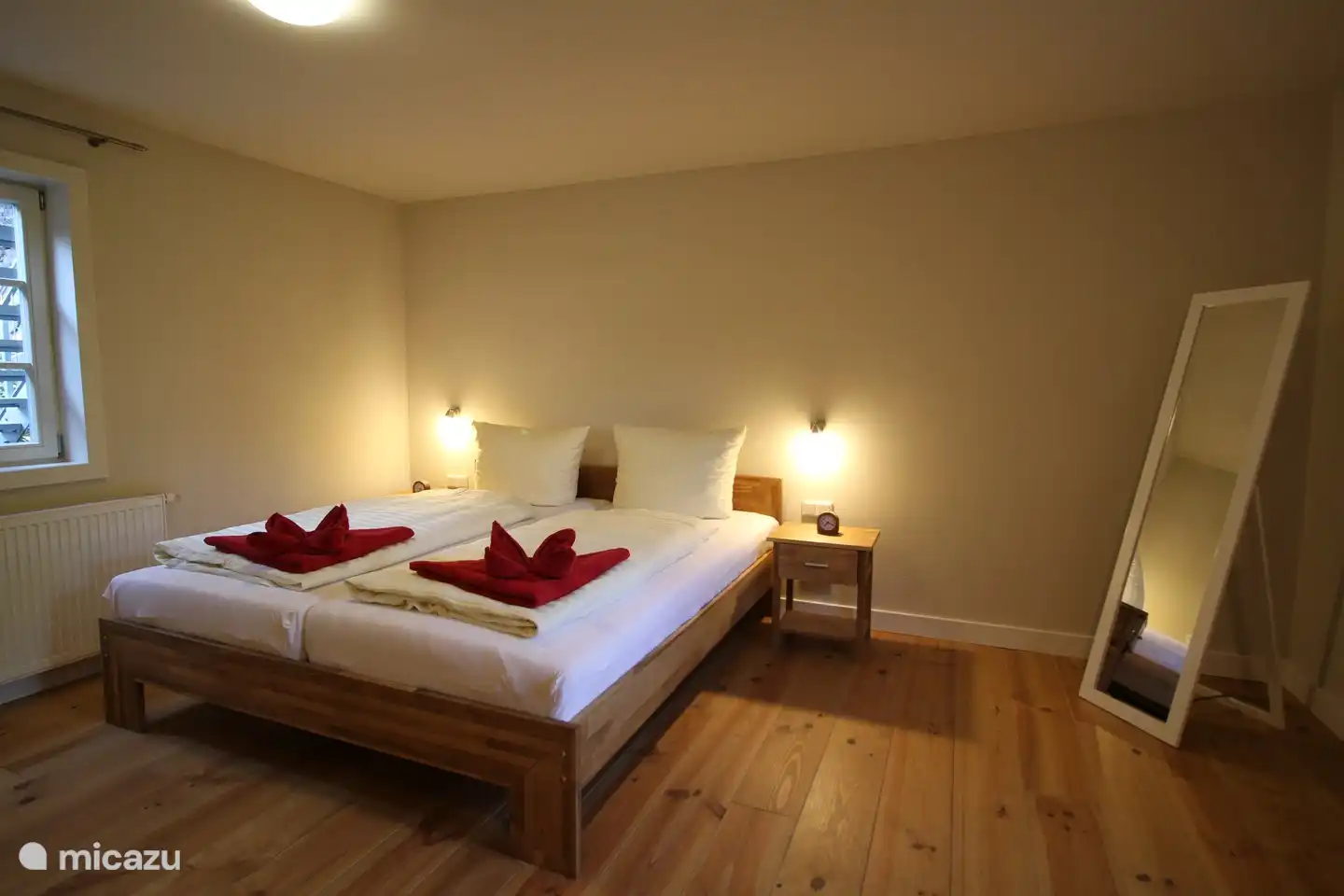 Das erste Schlafzimmer mit Platz für ein Kinderbett