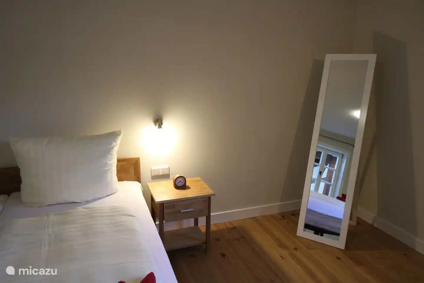 Das erste Schlafzimmer mit Platz für ein Kinderbett