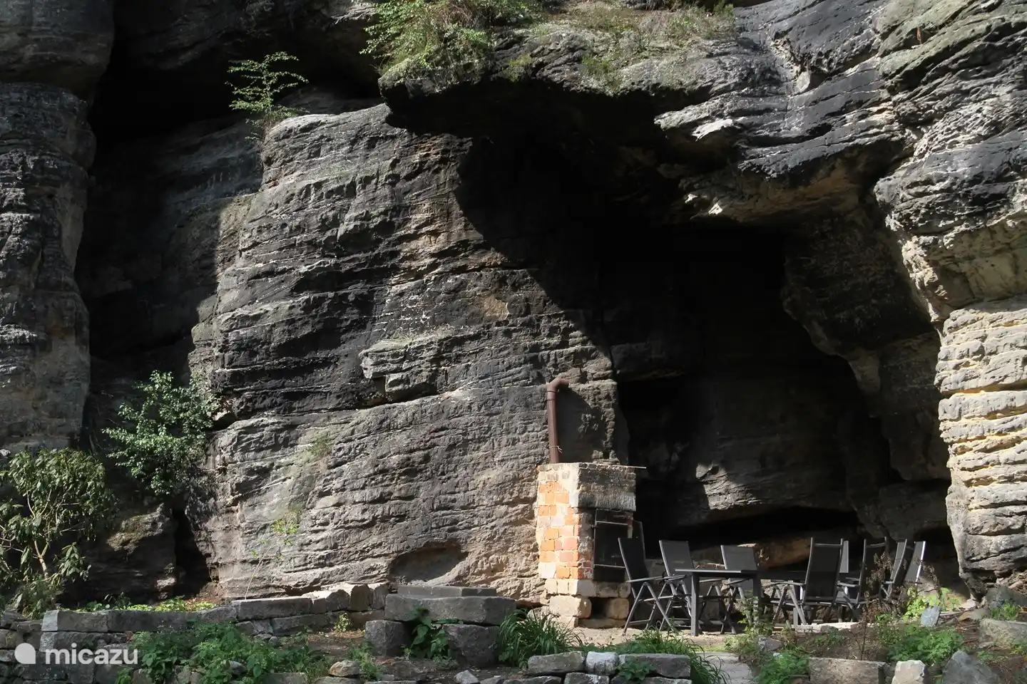 Die große Terrasse unter den Felsen