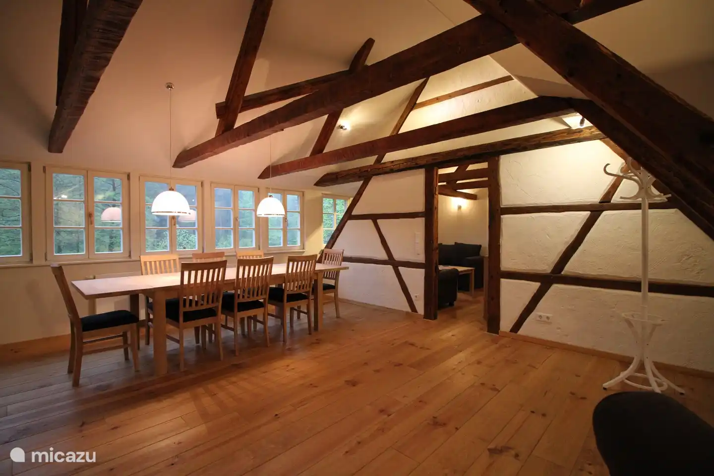 Essbereich mit der ehemaligen Außenmauer