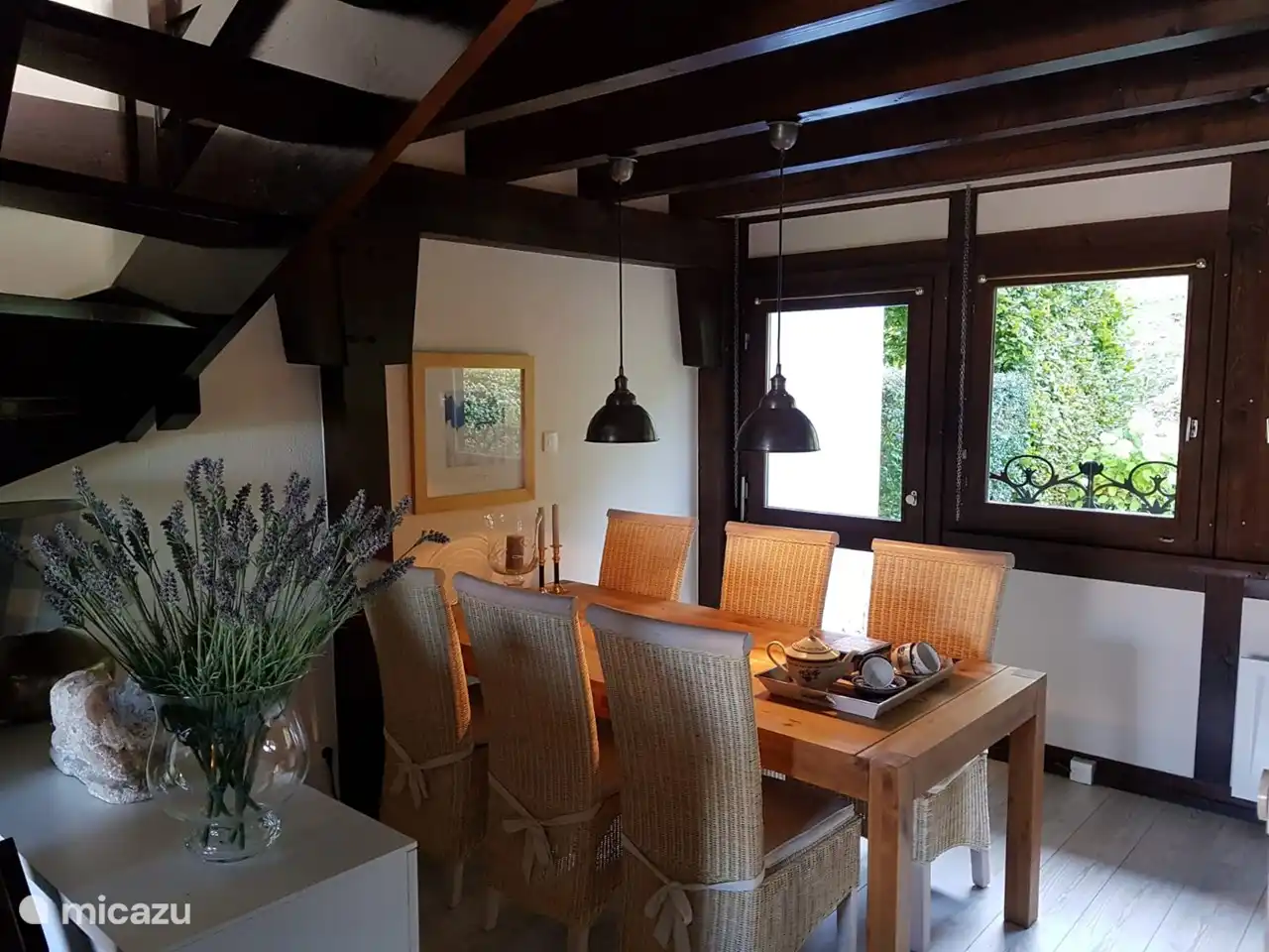 Eetgedeelte grenzend aan de keuken

