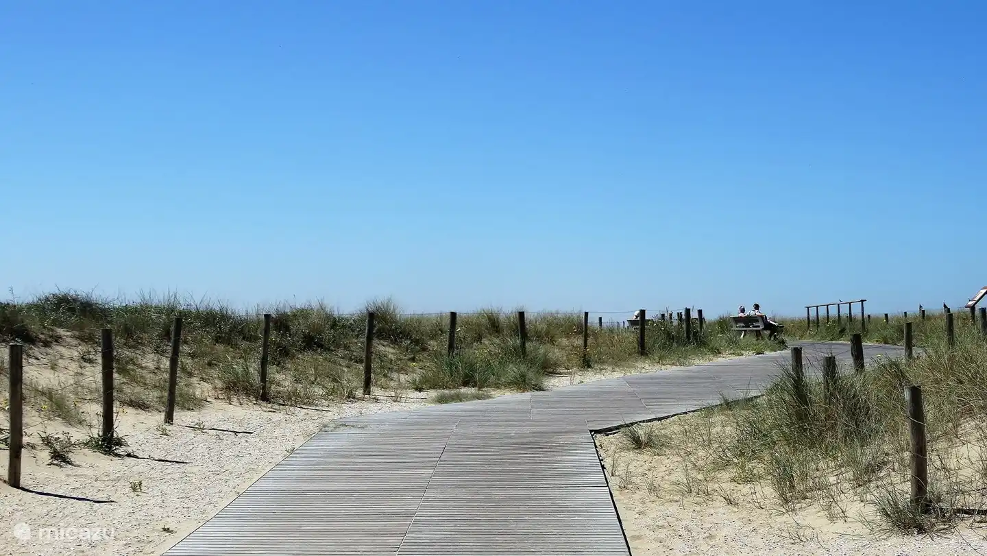 Strandeingang auf der anderen Seite des Hauses