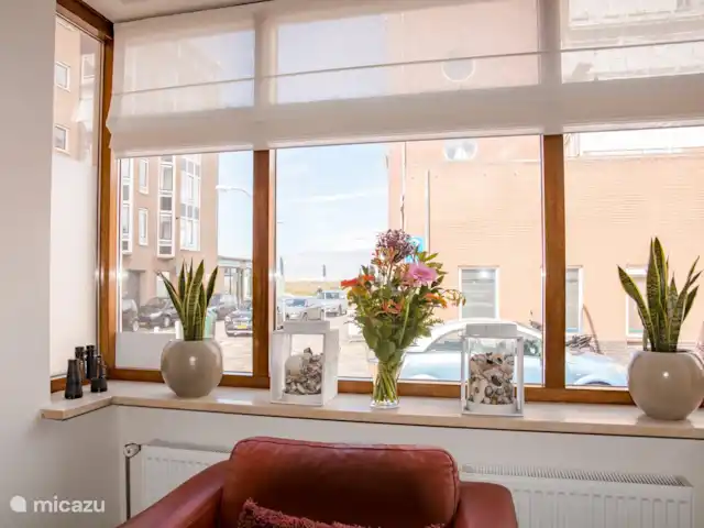 Location de Vacances Pays-Bas, Hollande méridionale, Katwijk, appartement - Beachhouse Anna parking privé ! Vue du salon sur le boulevard