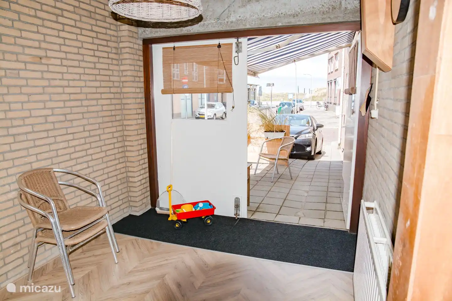 Der Eingang mit Aussicht und Sitzgelegenheiten