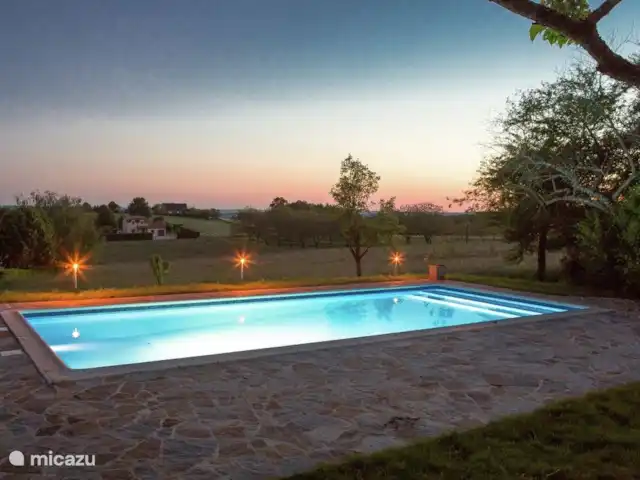 La Grange Imperiale en Francia, Dordoña, Salagnac - casa vacacional piscina por la noche