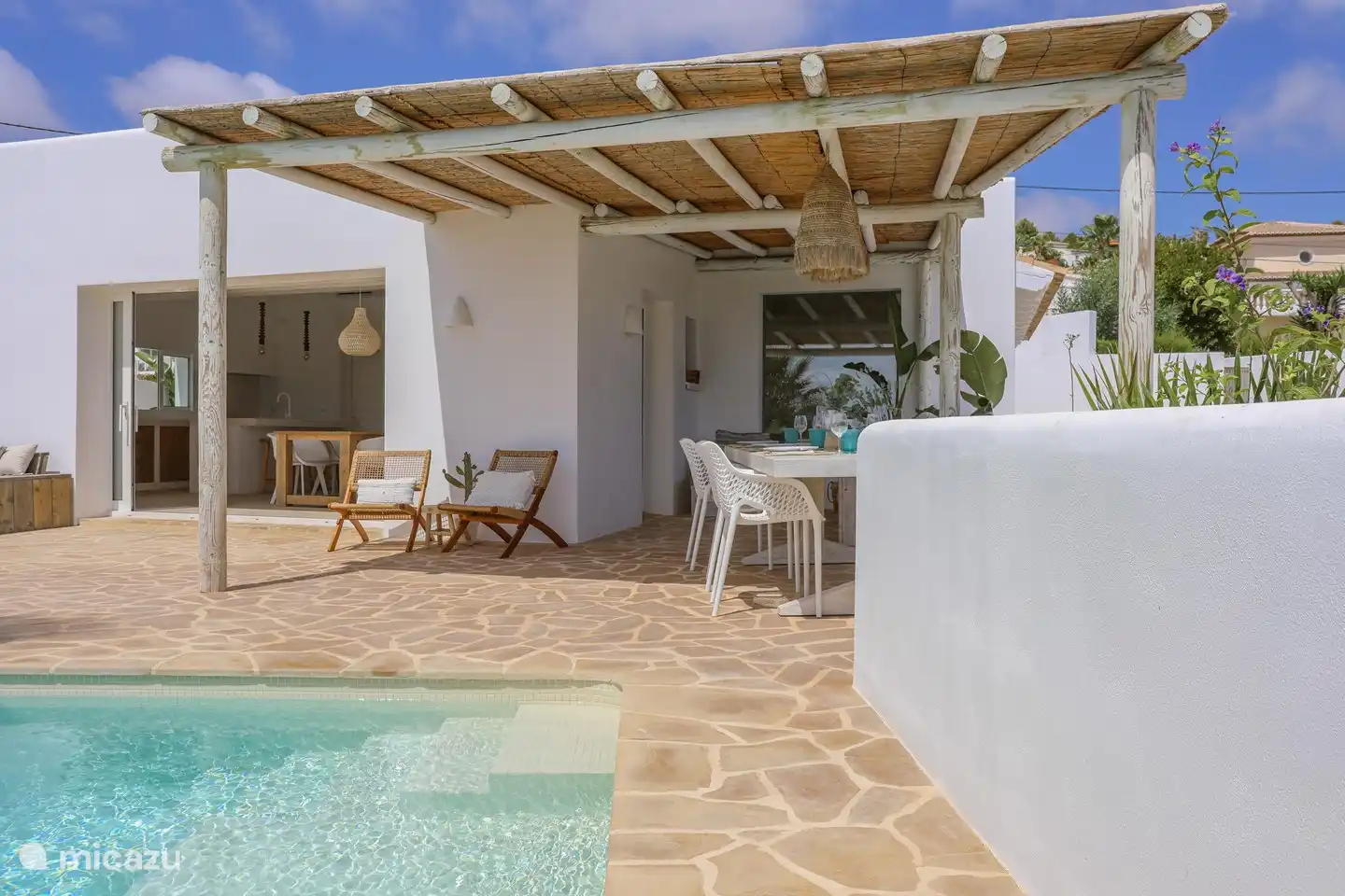 Terrasse couverte avec chaises longues