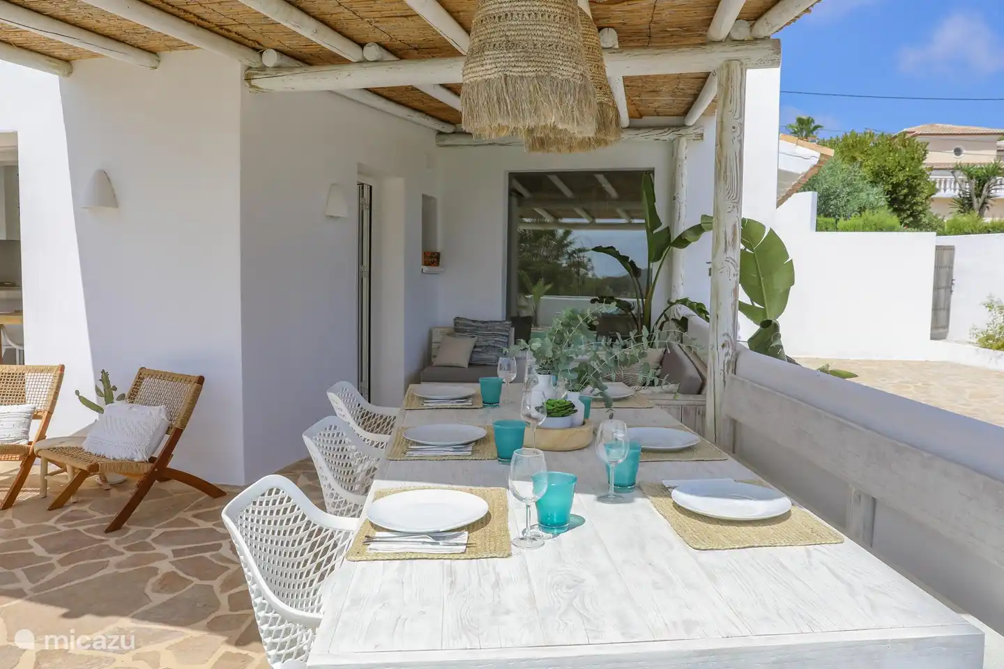 Table à manger spacieuse avec vue sur la mer.
