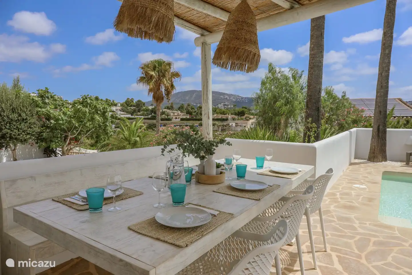 Terrasse couverte avec vue sur la mer d’une part et vue dégagée sur les montagnes d’autre part 