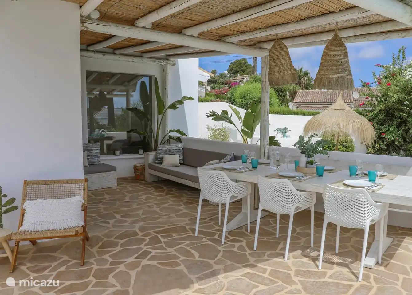 Terrasse couverte avec chaise longue