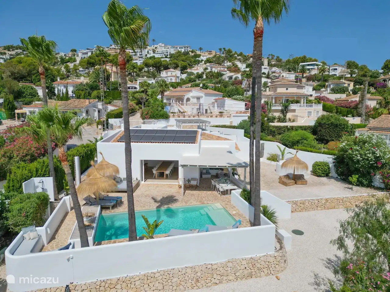 Piscine privée avec douche extérieure.