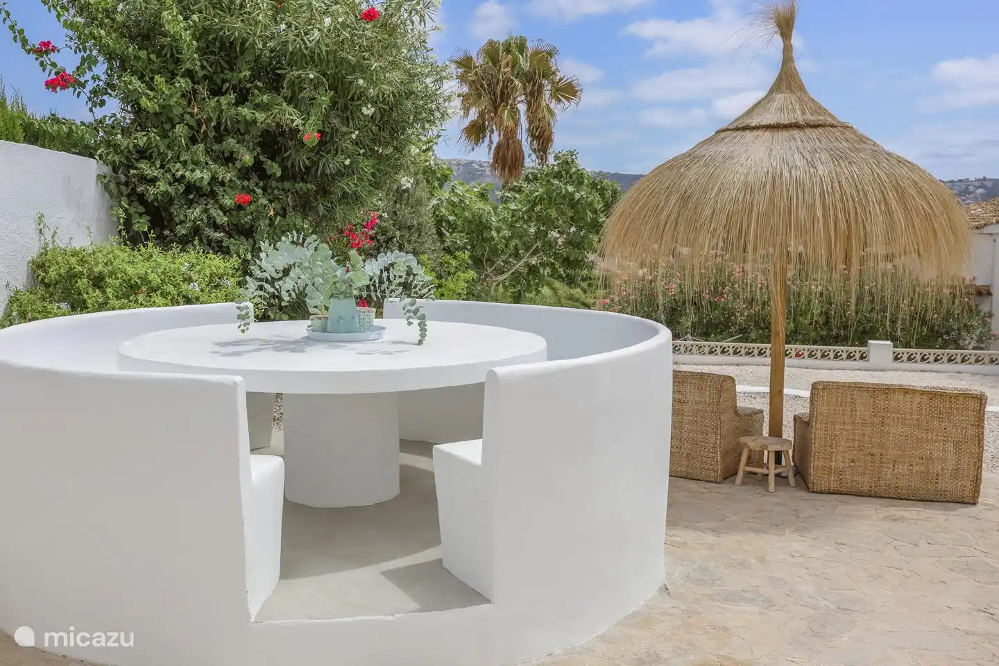 Terrasse de style Ibiza avec 2 chaises longues/sièges