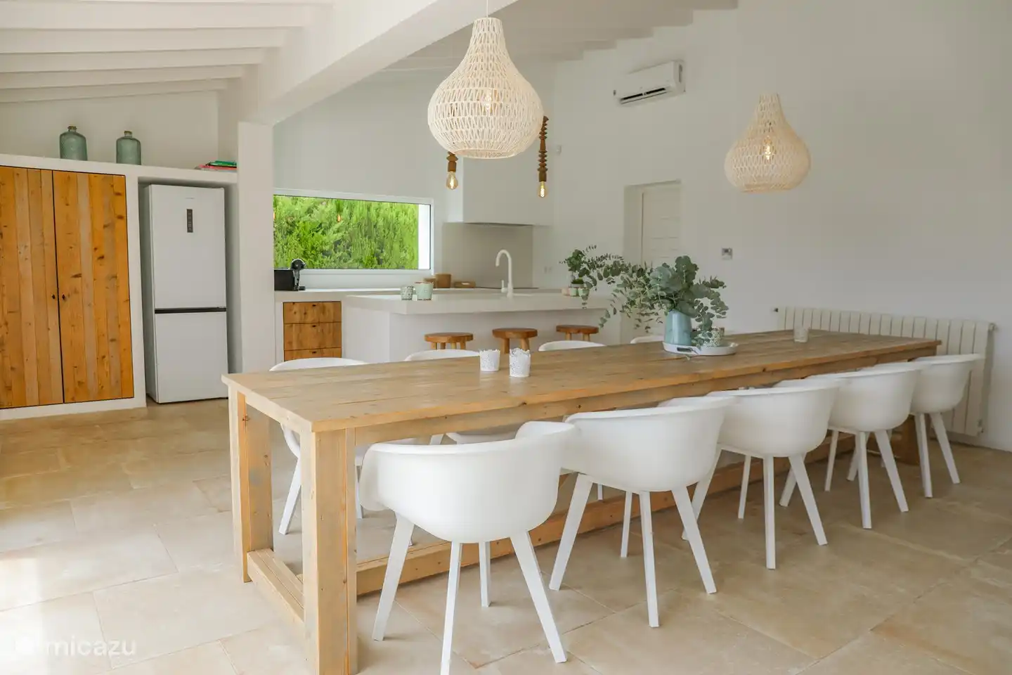 Cuisine avec table à manger confortable et spacieuse.
Cuisine entièrement équipée haut de gamme (lave-vaisselle, four, micro, Nespresso, Dolce Gusto, radio, radio Bluetooth,…).