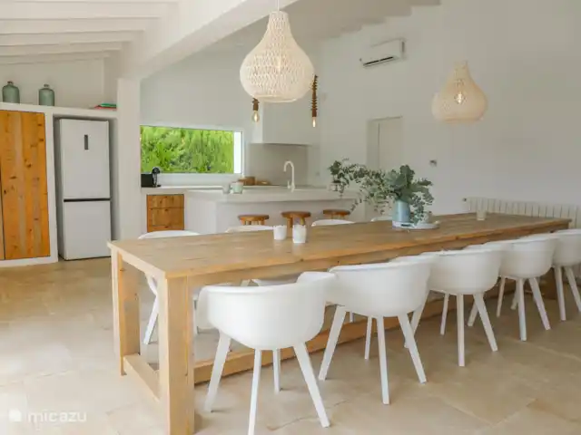 Villa Amigi en España, Costa Blanca, Moraira - villa Cocina con mesa de comedor acogedora y espaciosa.
Cocina de alta gama totalmente equipada (lavavajillas, horno, micro, Nespresso, Dolce Gusto, radio, radio bluetooth,…).