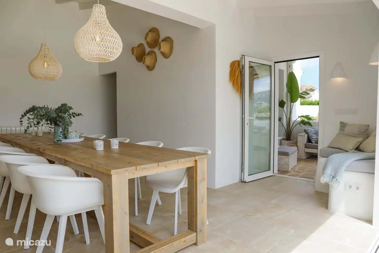 Coin salon près de la cuisine.