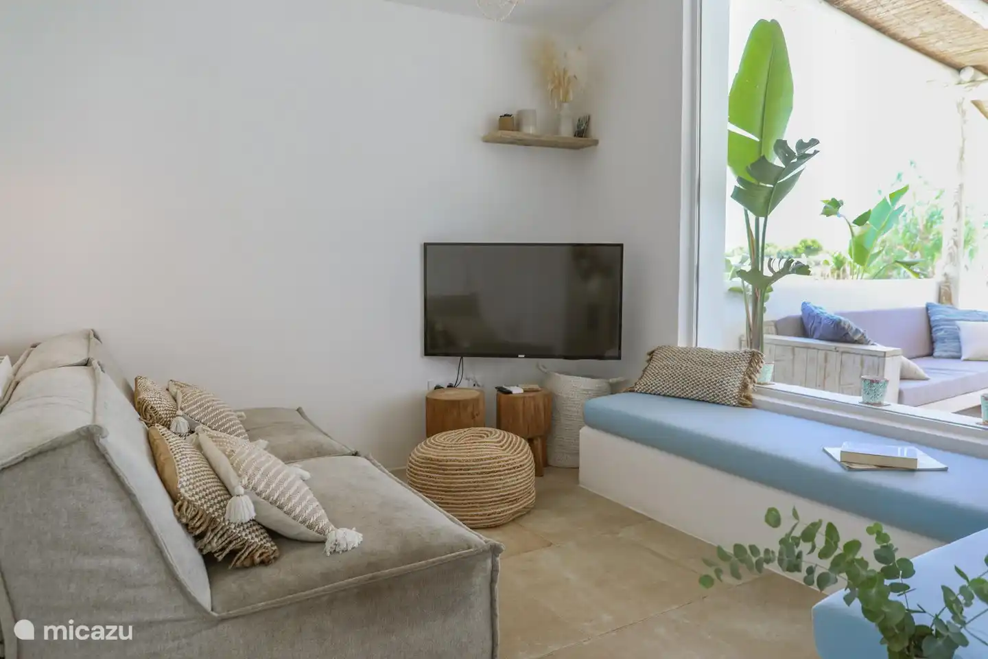 Salon confortable et confortable avec smart TV.