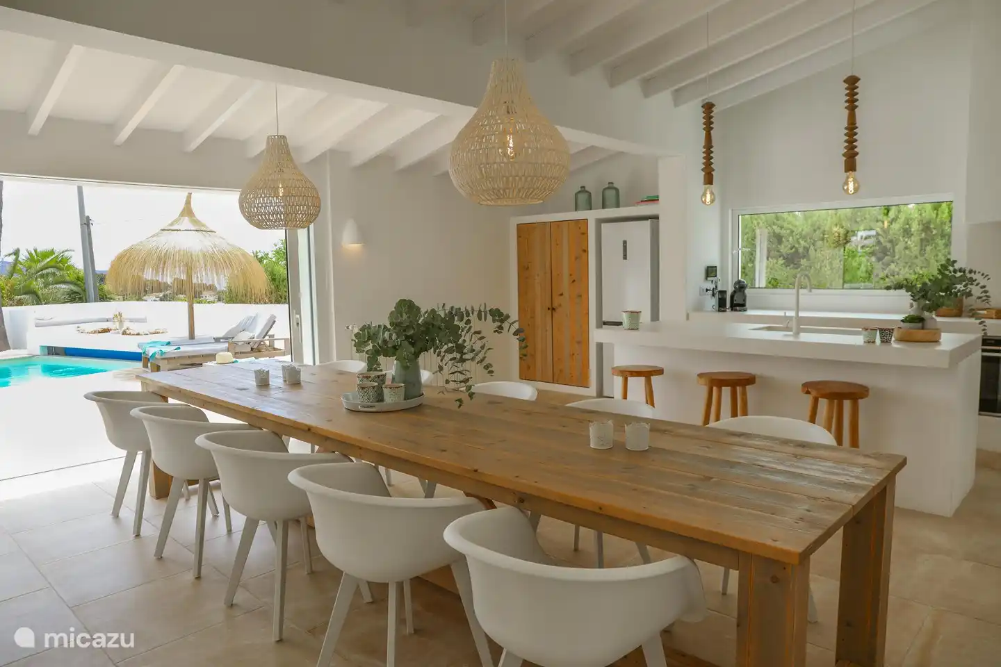 La vie intérieure et extérieure s'entremêle grâce à la fenêtre coulissante qui disparaît complètement dans le mur.