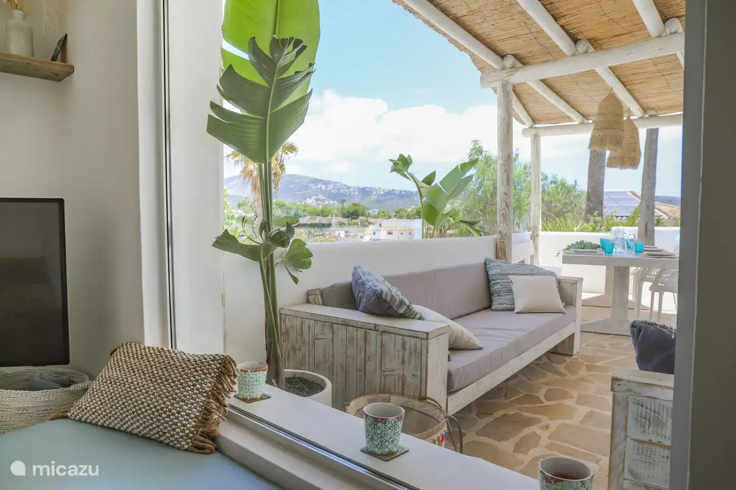 Vue sur la montagne depuis le salon.