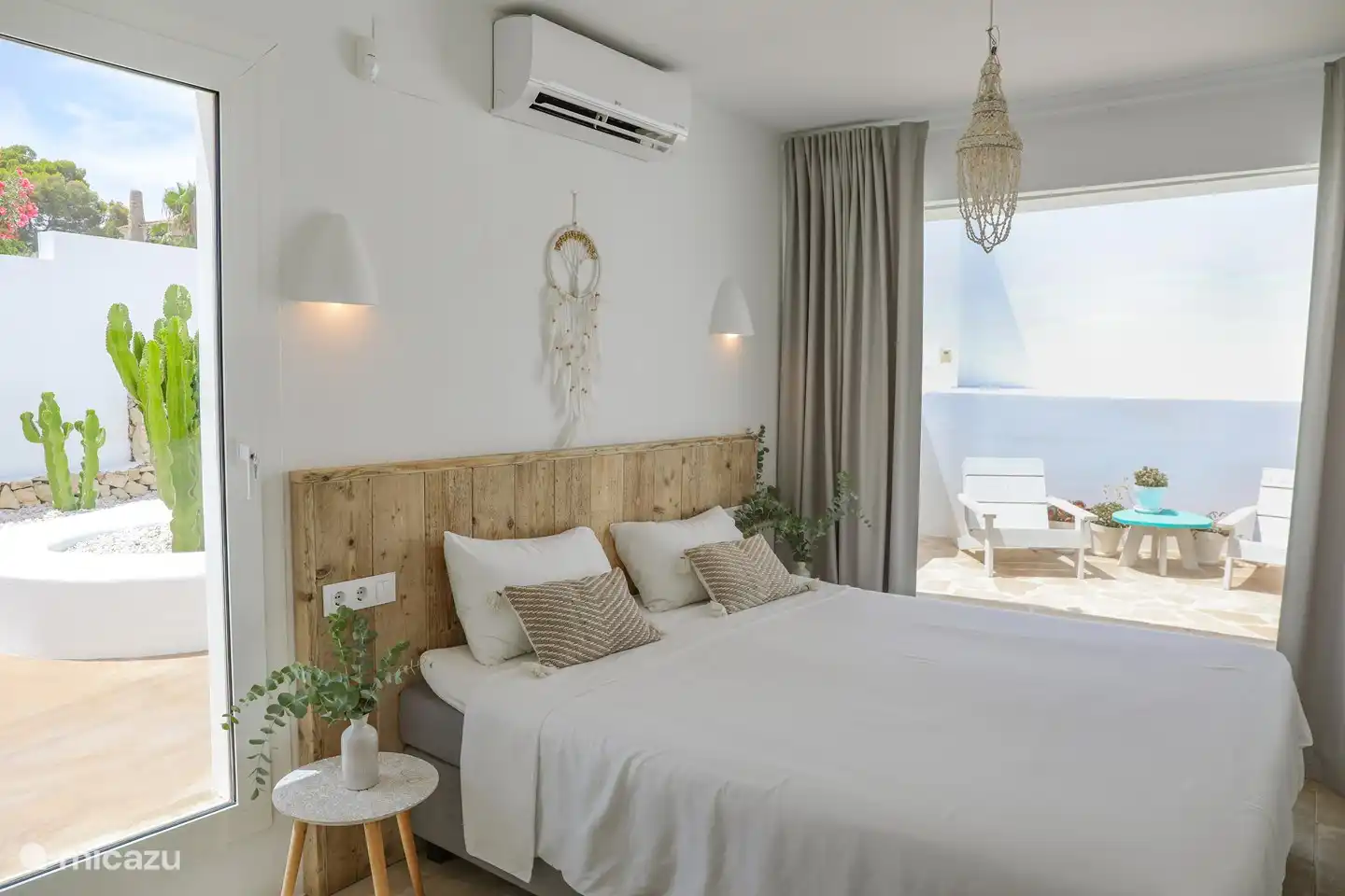 Chambre principale avec salle de bain attenante (sèche-cheveux disponible) et terrasse privée.