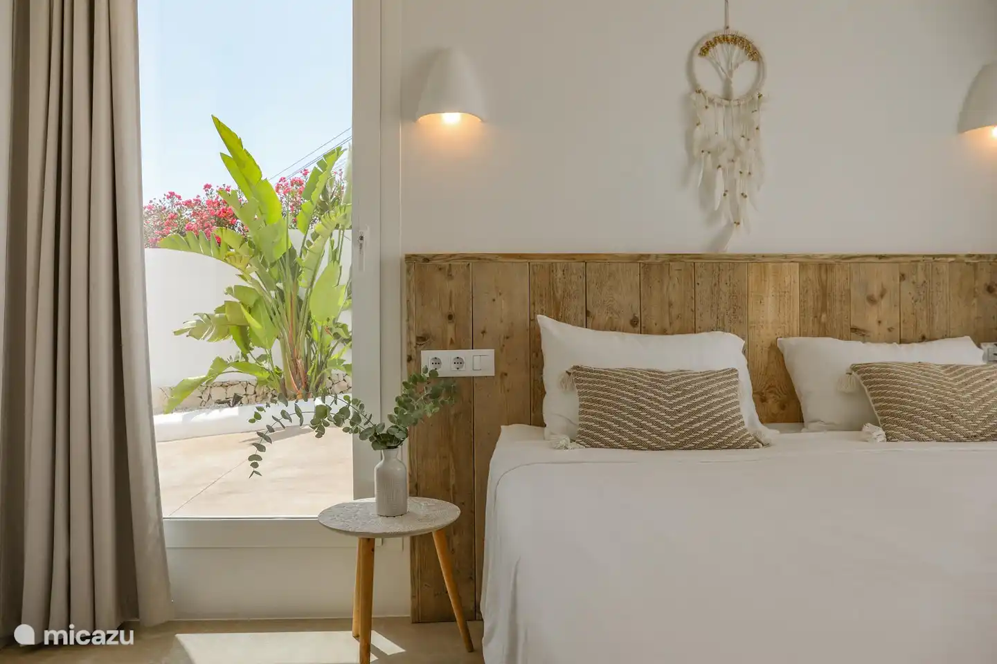 Chambre parentale avec accès à la terrasse côté rue