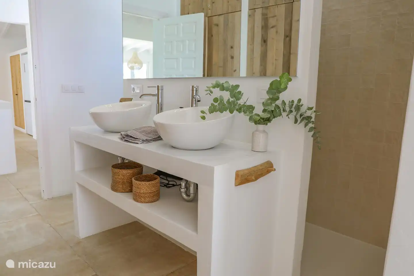 Salle de bain avec grande douche à l'italienne avec douche à effet pluie et douchette de haute qualité.