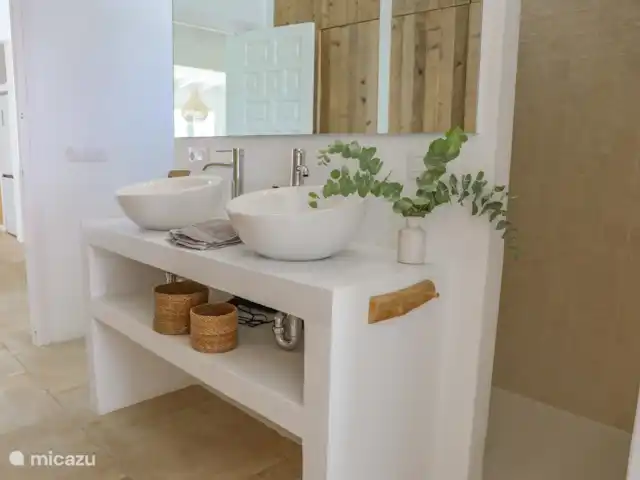 Villa Amigi en España, Costa Blanca, Moraira - villa Cuarto de baño con amplia ducha a ras de suelo con ducha de lluvia y ducha de mano de alta calidad.