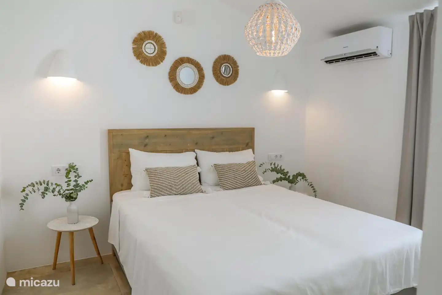 Chambre avec 1 lit double ou 2 lits simples (80 x 200) avec une grande armoire encastrée (suffisamment de cintres à disposition).