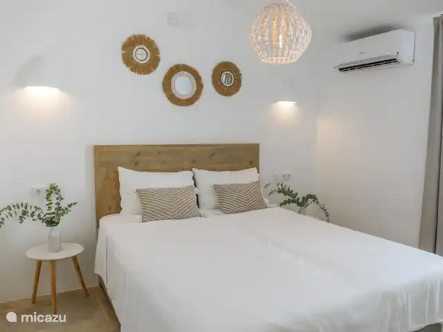 Villa Amigi en España, Costa Blanca, Moraira - villa Dormitorio con 1 cama de matrimonio o 2 camas individuales (80 x 200) con amplio armario empotrado (suficientes perchas disponibles).