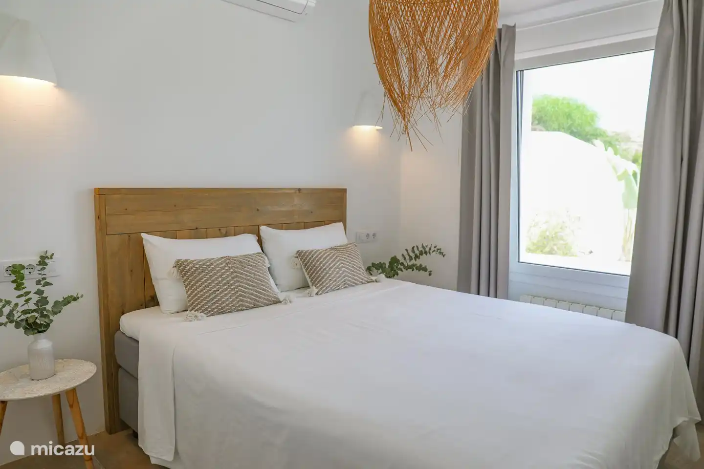 Chambre avec 1 lit double (160 x 200) avec une grande armoire encastrée (cintres en nombre suffisant à disposition).