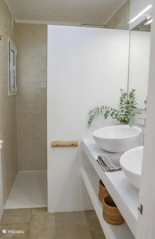 Salle de bain avec double vasque et douche à l'italienne (sèche-cheveux à disposition).