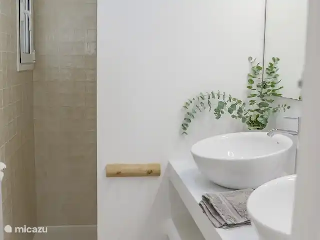 Villa Amigi en España, Costa Blanca, Moraira - villa Cuarto de baño con lavabo doble y ducha a ras de suelo (secador de pelo disponible).