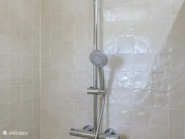 Villa Amigi en España, Costa Blanca, Moraira - villa Amplia ducha a ras de suelo con ducha de lluvia y teleducha de alta calidad.