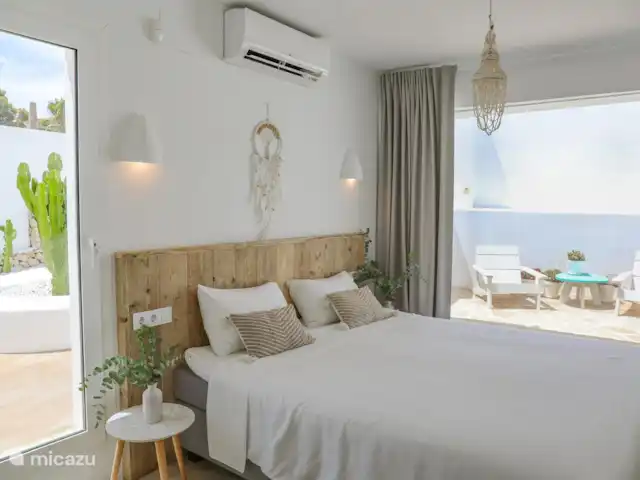 Villa Amigi en España, Costa Blanca, Moraira - villa Dormitorio principal con baño en suite.