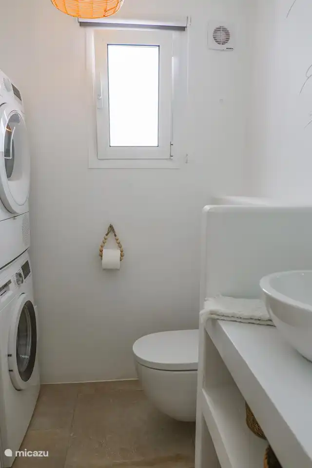 Machine à laver et sèche-linge à disposition.