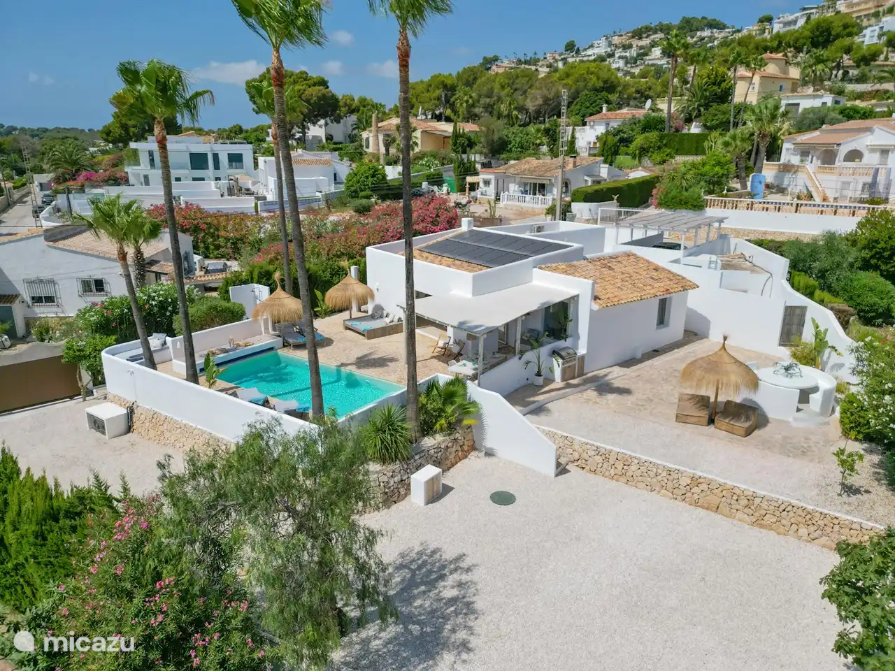 Grand parking privé avec portail automatisé.
En haut de la rue, il y a une place de parking supplémentaire.