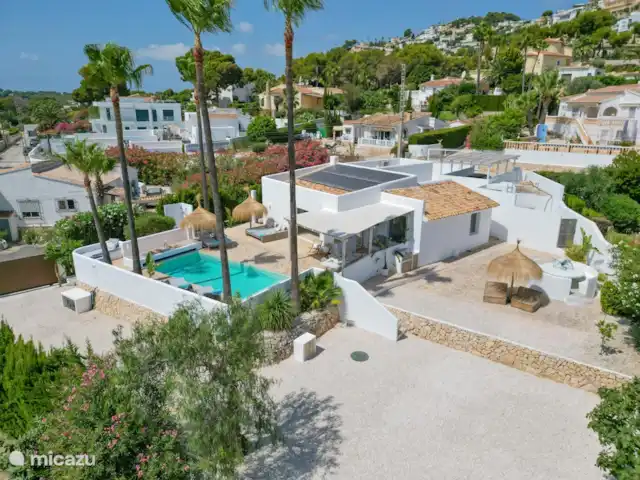Villa Amigi en España, Costa Blanca, Moraira - villa Amplio estacionamiento privado con puerta automatizada.
En la parte superior de la calle hay un espacio de estacionamiento adicional.