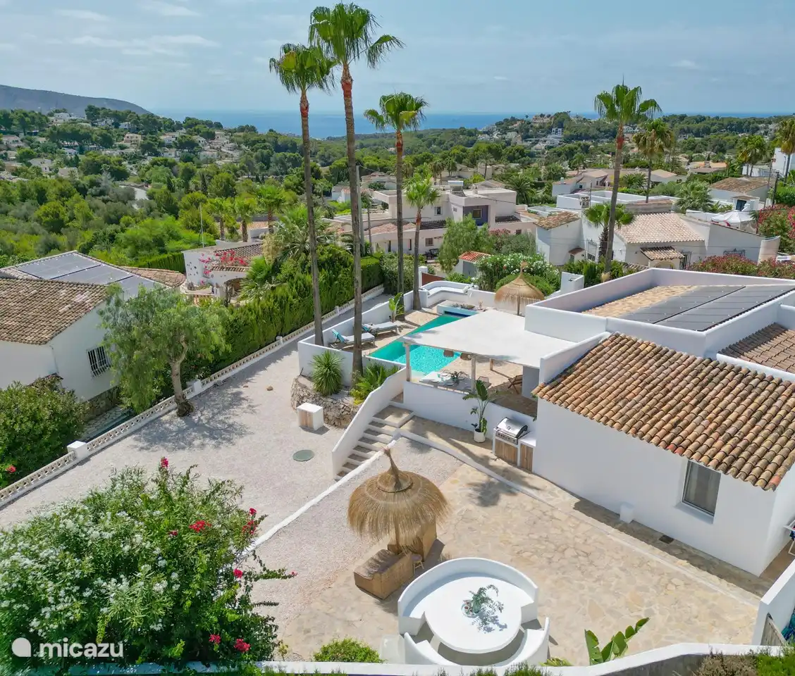Vue aérienne de la villa avec vue sur la mer