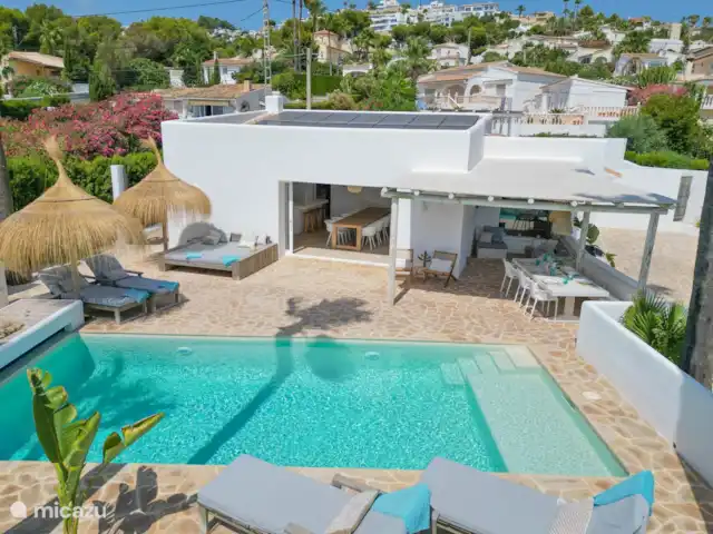 Villa Amigi en España, Costa Blanca, Moraira - villa Piscina orientada al sol con playa donde los niños pequeños pueden jugar mientras los adultos pueden relajarse.
Acogedor cama doble en la piscina.