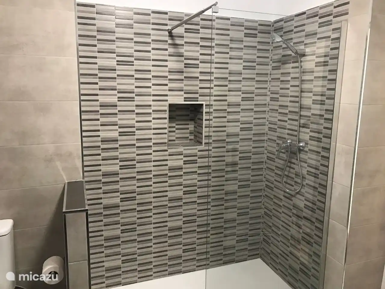 kürzlich renoviertes Badezimmer mit großer Gehe Dusche