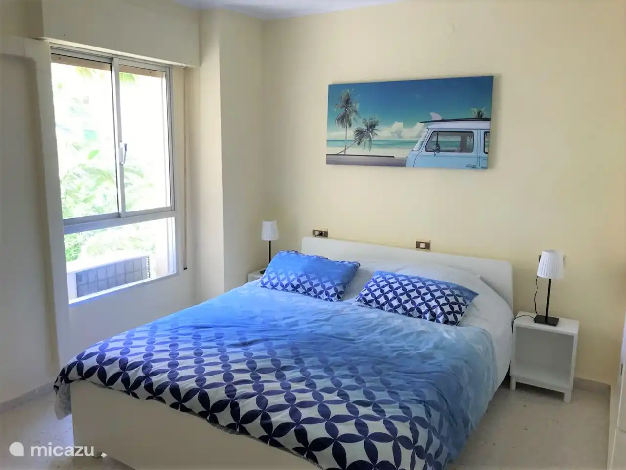 Geräumiges, helles Schlafzimmer. Bett 160 x 200 cm