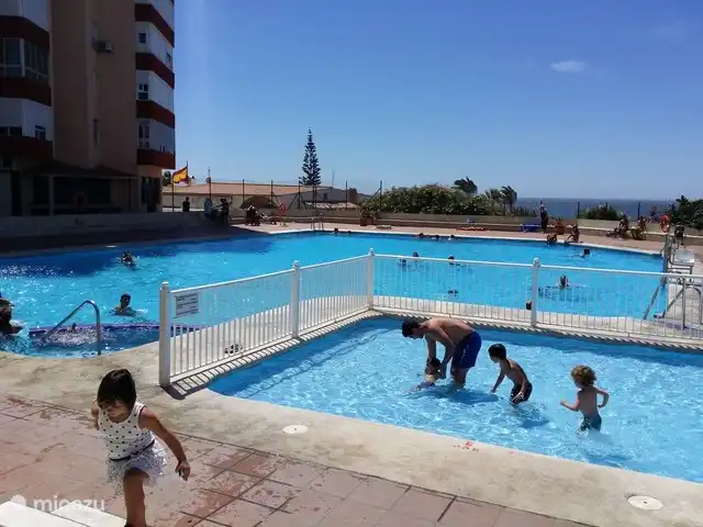 Schwimmbad. Sie haben auch einen Blick aufs Meer vom Pool!